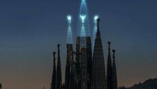 В Барселоне «достроили» храм Саграда Фамилия с помощью светящихся дронов