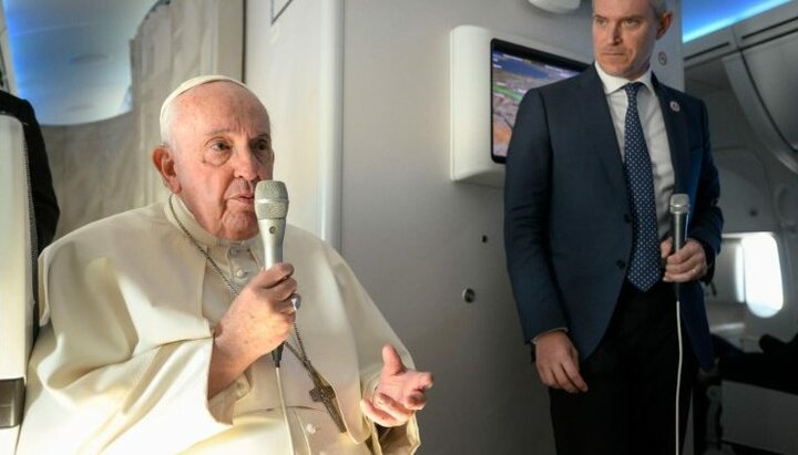 Папа римский дает пресс-конференцию на борту самолета. Фото: Vatican Media