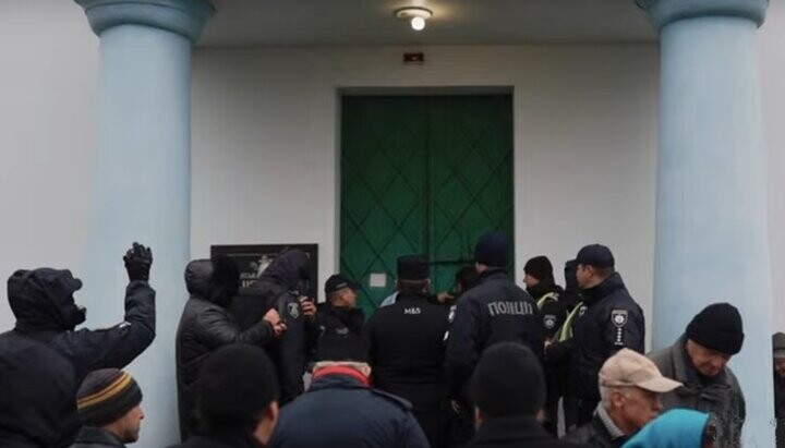 Επιδρομείς της OCU κλειδώθηκαν στον καταληφθεί ναό της UOC στο Περεγιάσλαβ. Φωτογραφία: στιγμιότυπο οθόνης από το βίντεο στο κανάλι Youtube «proSLAV-νέα του Περεγιάσλαβ»