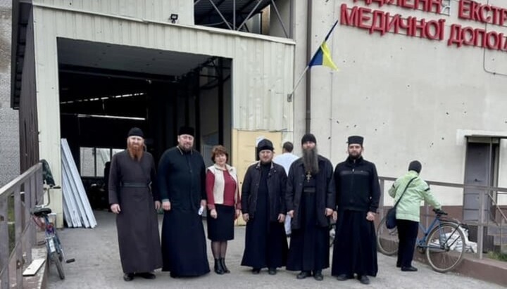 Клирики Волынской епархии привезли гумпомощь в Изюм. Фото: Facebook Онуфрий (Куц)