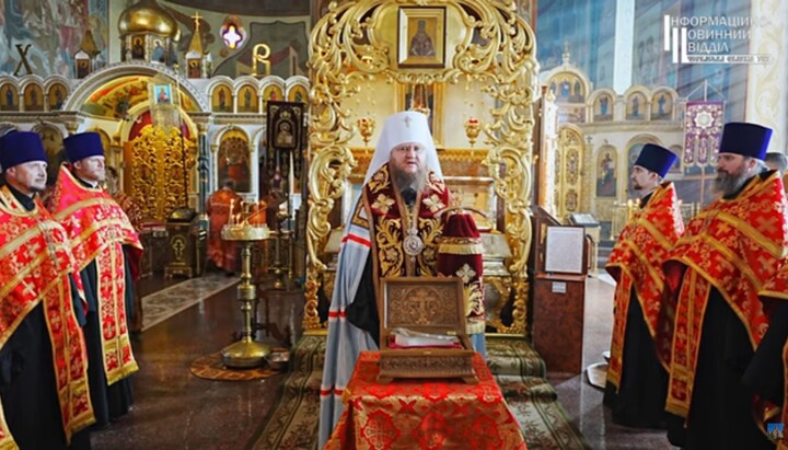 Митрополит Феодосій передає мощі святого. Фото: скріншот cherkasy.church.ua