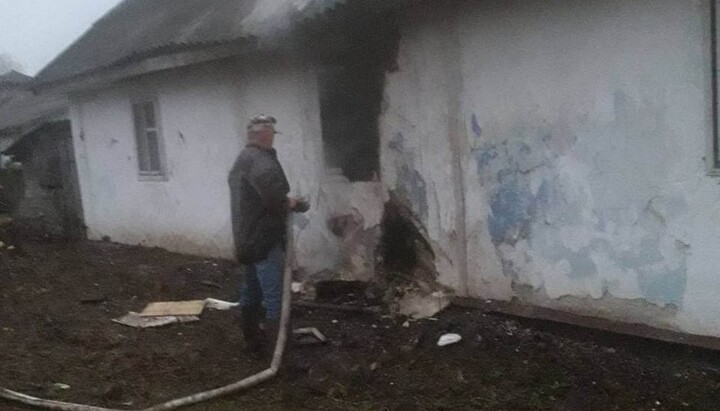 Пожежникам вдалося швидко загасити підпалений будинок у селі Повча. Фото: rivne.church.ua