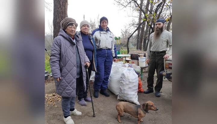 Жители Святогорска получили продукты от насельников обители. Фото: svlavra.church.ua