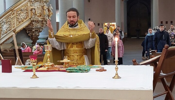 Prima Liturghie din comunitatea Bisericii Ortodoxe Ucrainene din Paderborn. Imagine: pagina de Facebook a comunității