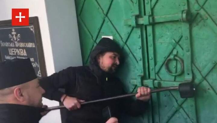 Ο κληρικός της OCU σπάει την πόρτα του ναού των Μπορίς και Γκλεμπ του Περεγιάσλαβ. Φωτογραφία: στιγμιότυπο οθόνης του βίντεο του καναλιού Telegram «Πρώτο Κοζάκικο»