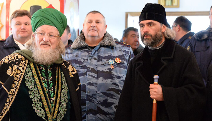 Талгат Таджуддин (слева) и епископ Салаватский и Кумертаусский РПЦ Николай (Субботин). Фото: cdum.ru