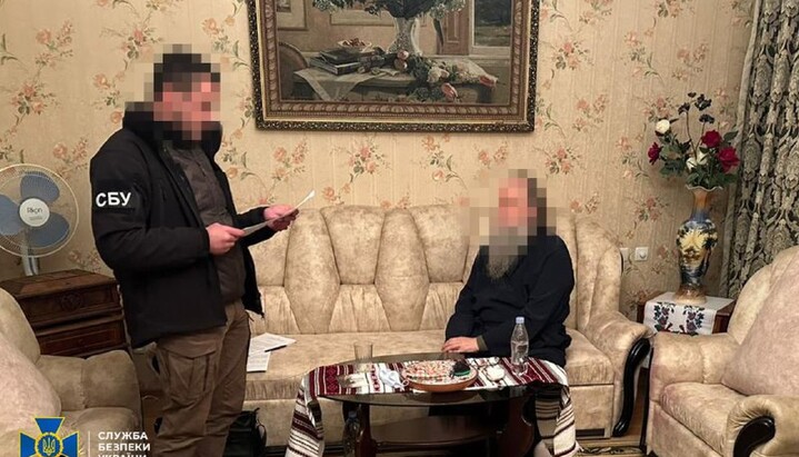 Співробітники СБУ вручили нову підозру митрополиту Іонафану. Фото: Telegram-канал відомства
