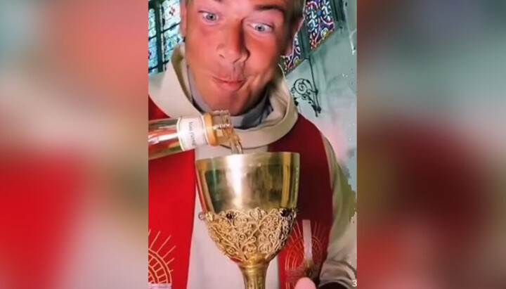 Французский священник Матье Жассерон стал звездой TikTok. Фото: скриншот видео на Youtube-канале Tribune chretienne