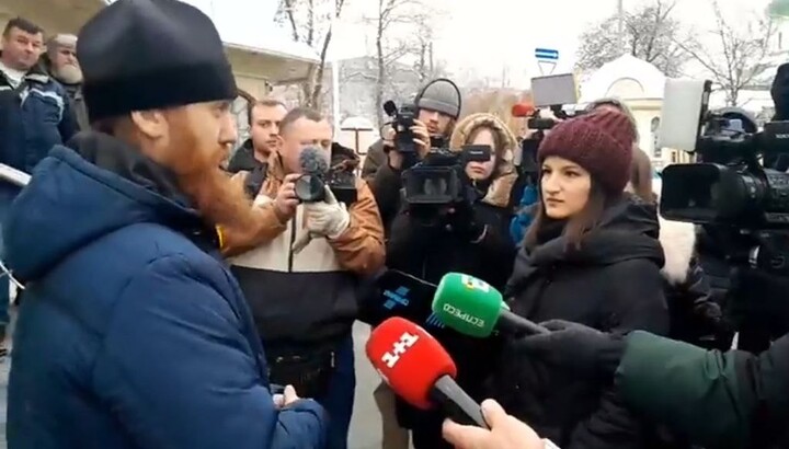 Протоієрей Михаїл Питницький відповідає на запитання журналістів про обшук у київській Лаврі. Фото: скріншот відео сторінки Вікторії Кохановської у Facebook