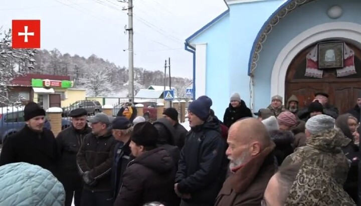 ПЦУшники били й жінок, і дітей, і священників. Фото: скріншот відео Telegram-каналу «Перший Козацький»