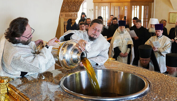 Η ιεροτελεστία της έψησης του Αγίου Μύρου στο μοναστήρι Ντονσκόι της Μόσχας. Φωτογραφία: patriarhia.ru