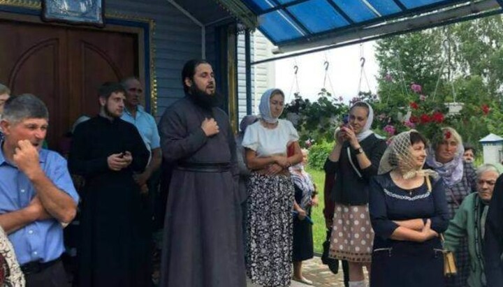 Миколаївська громада УПЦ біля свого храму у Гільчі. Фото: rivne.church.ua