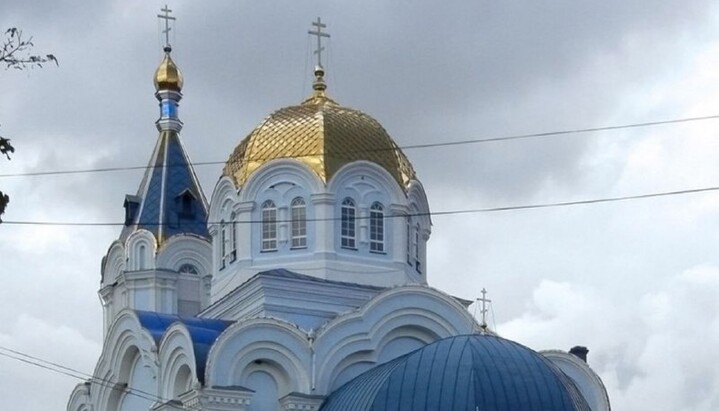 Воскресенский храм в Остроге, настоятелем которого является протоиерей Виктор Земляной. Фото: sodory.ru