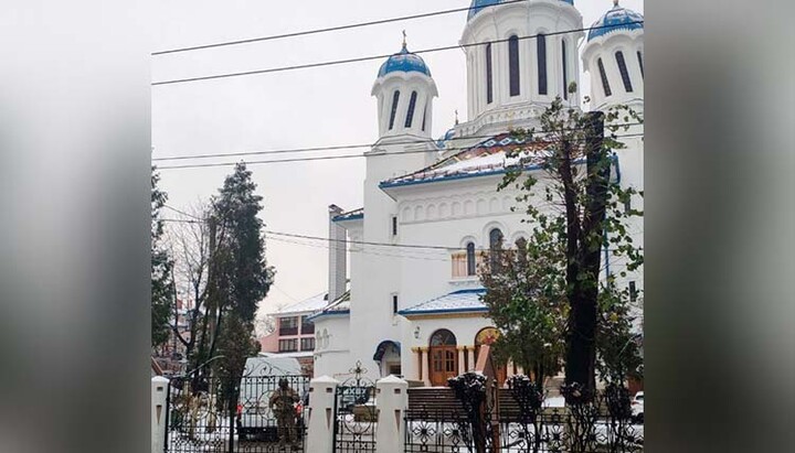 Силовики заблокировали Николаевский собор в Черновцах. Фото: BucPress Cernăuți