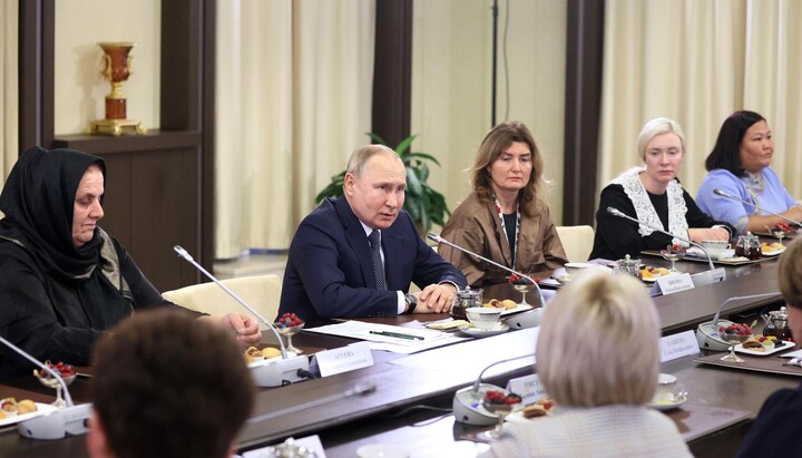 Володимир Путін на зустрічі з матерями учасників СВО. Фото: rusyahaber.com