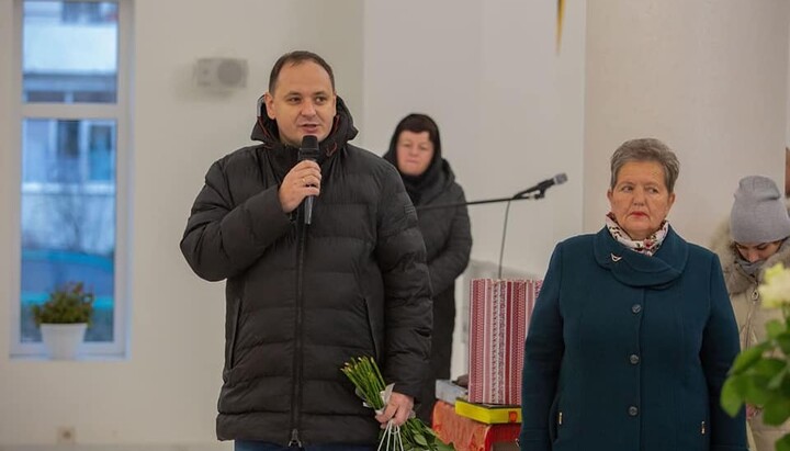 Ο δήμαρχος Μαρτσινκίβ και «ενορίτισσα» που «μεταφέρθηκε» στη OCU του Επιφάνιου στον ουνιτικό ναό της Αγίας Τριάδας. Φωτογραφία: FB του Μαρτσινκίβ