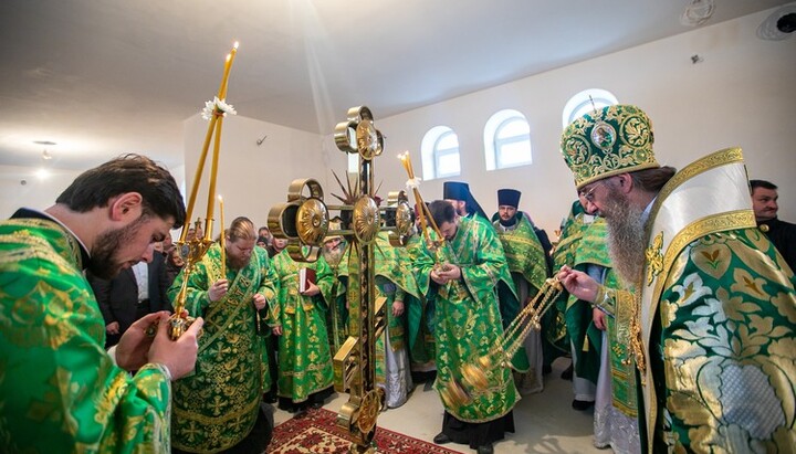 Митрополит Антоній освятив хрест нового храму на честь Софронія Іркутського. Фото: Facebook-сторінка митрополита Антонія