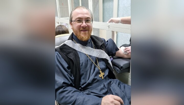 Протоієрей Олександр Єрьомін разом із віруючими здав кров для пацієнтів міських лікарень. Фото: hramzp.ua