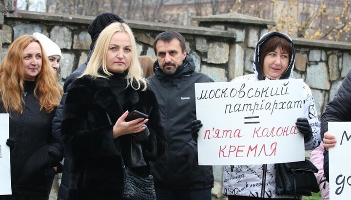 Deputy of the Ivano-Frankivsk Regional Council Natalia Pertsovych and her associates at a picket against the UOC. Photo: kurs.if.ua