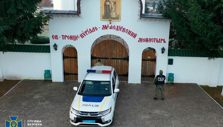 Обыски в Кирилло-Мефодиевском монастыре. Фото: пресс-служба СБУ