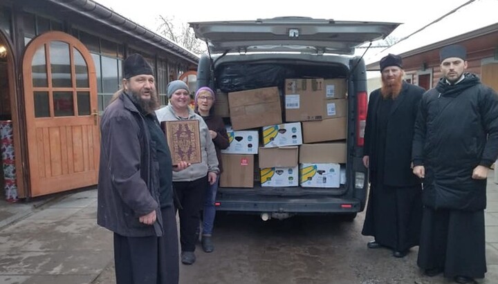 Священники Волинської єпархії привезли гумдопомогу від польських православних. Фото: Facebook-сторінка Pavlo Chamakhud