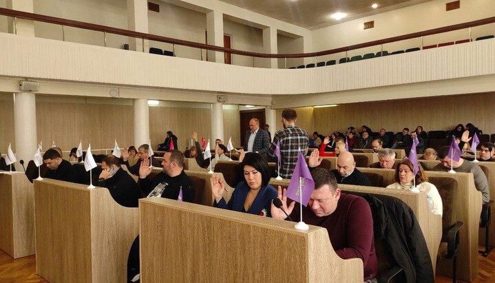 Депутати Черкаської міськради голосують за заборону УПЦ Фото: suspilne.media