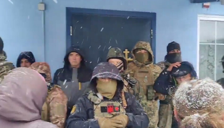 Προσπάθεια κατάληψης ναού στην Ταρασόβκα. Φωτογραφία: στιγμιότυπο οθόνης από το βίντεο στο Telegram-κανάλι «Βικτώρια Κοζανόβσκα. Γυναικεία δύναμη της Ουκρανίας»