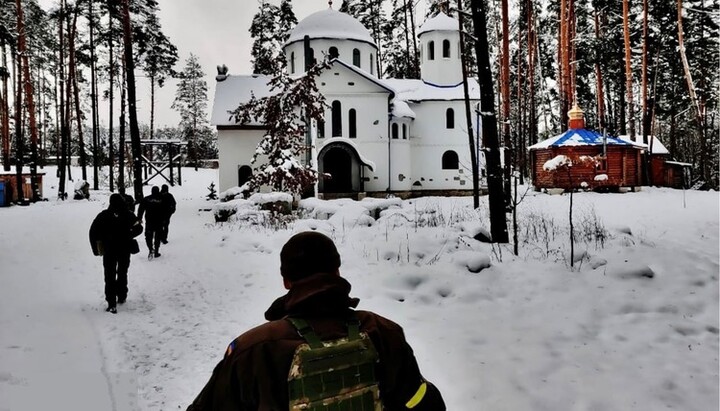 SBU officers came to the UOC monastery. Photo: Facebook page of the Security Service of Ukraine in the Zhytomyr Region