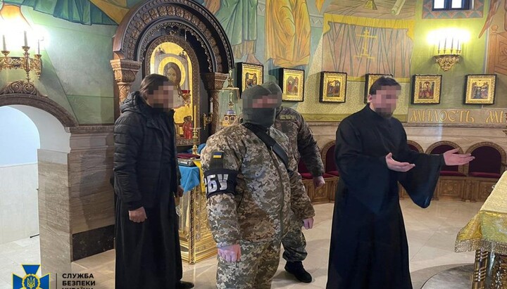 СБУ проводит обыски в алтаре Покровского собора УПЦ. Фото: пресс-служба СБУ
