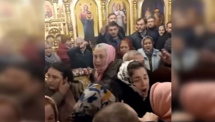 Верующие крестят провокаторов. Фото: скриншот видео facebook.com/orthobuk