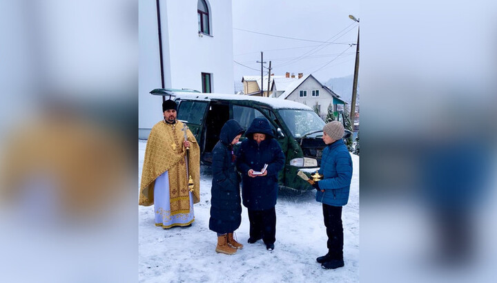 Отець Роман освятив автомобіль, який громада купила для ЗСУ. Фото: upc.lviv.ua