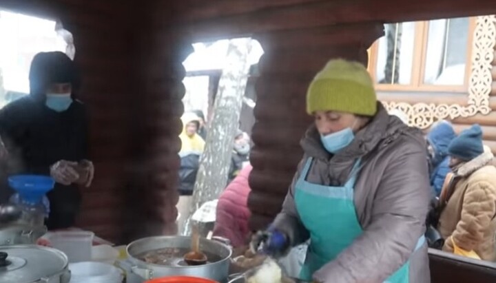 В храме Иоасафа Белгородского организовали трапезы для нуждающихся. Фото: скриншот видео на YouТube-канале «Перший Козацький»