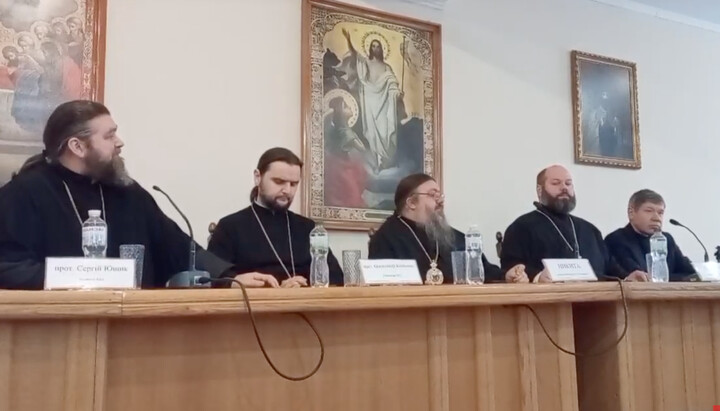 Conferința de presă a Bisericii Ortodoxe Ucrainene care a avut loc în Lavra Peșterilor. Imagine: screenshot de pe canalul de YouTube 