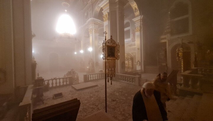 В момент влучення снаряда в соборі розпочиналося богослужіння. Фото: пресслужба Донецької єпархії