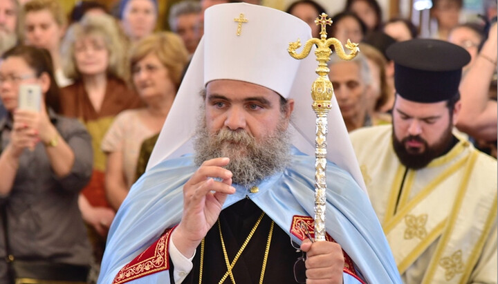 Ο Μητροπολίτης Ησαΐας με «ρωσικά» άμφια, άτυπα για τους ελληνόφωνους επισκόπους. Φωτογραφία: orthodoxia.info