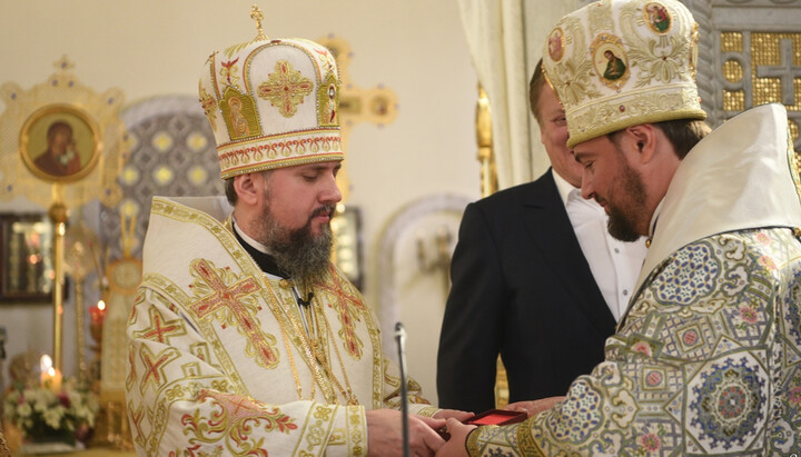 Epifaniy Dumenko presents the Order to Oleksandr Drabinko. Photo: pomisna.info