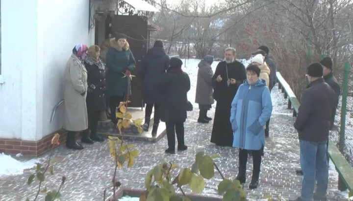 Сторонники ПЦУ пытались провести собрание в храме УПЦ о переходе. Фото: suspilne