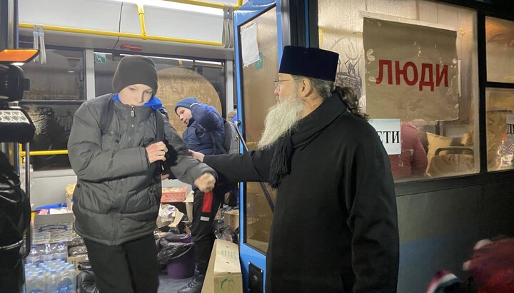 Metropolitan Luke taking an active part in the evacuation of people from Mariupol. Photo: hramzp.ua