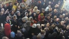 Проривалися до вівтаря: в Івано-Франківську показали атаку титушок у соборі