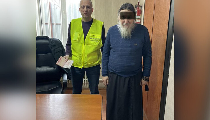 Настоятеля монастыря УПЦ депортируют в Россию. Фото: Facebook «Міграційна служба Закарпатської області»
