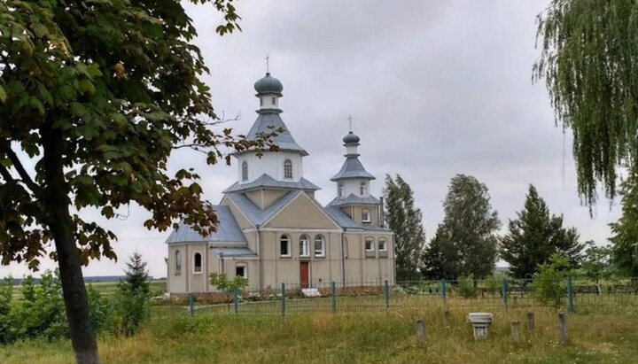 Николаевский храм в селе Кременец, отнятый у общины УПЦ сторонниками Думенко. Фото: СПЖ