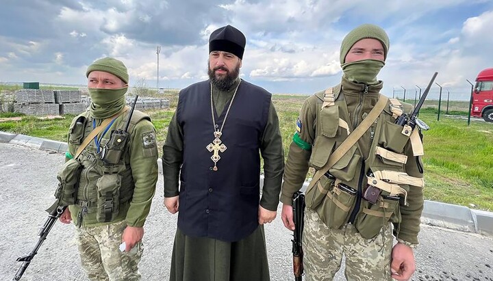 A UOC priest with AFU military men. Photo: ukraine2day.com