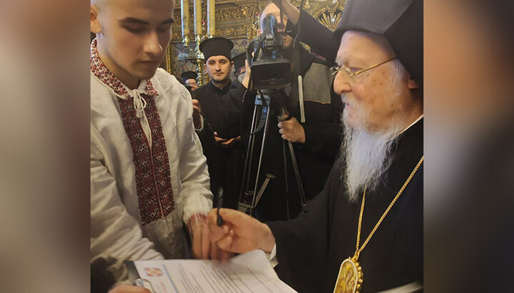 Патриарх Варфоломей подписывает прошение одной из общин ПЦУ. Фото: ФБ Ларисы Савчук