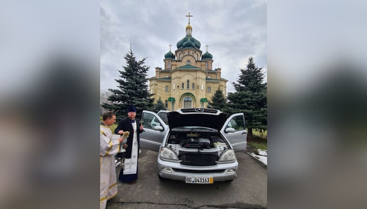 Отец Вячеслав освятил автомобиль, купленный на средства общины УПЦ для военнослужащих. Фото: Telegram-канал «Перший Козацький»