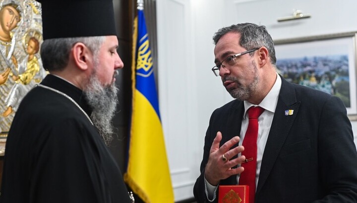 Dumenko presented the order to the Ukrainian Ambassador to the Vatican. Photo: www.pomisna.info