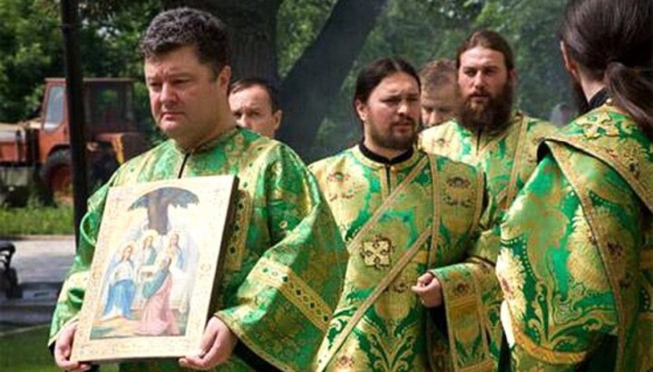 Petro Poroshenko takes part in the religious procession of the UOC. Photo: censor.net