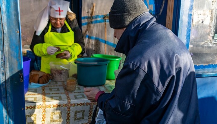 Благодаря поддержке УПЦ тысячи нуждающихся получают еду в пункте горячего питания. Фото: Telegram-канал Фонда «Фавор»