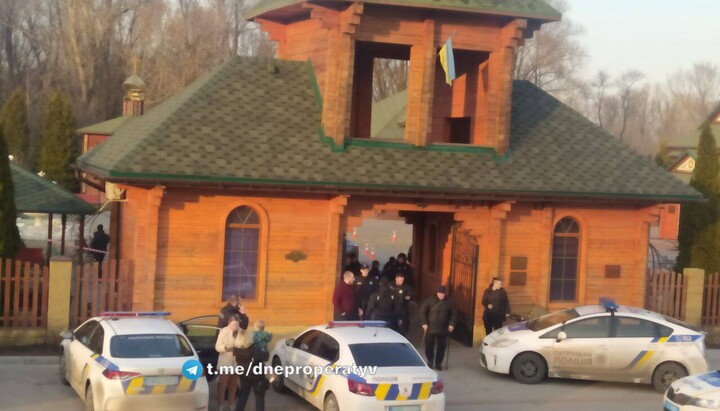 У Дніпрі перед храмом ПЦУ поліція проводила затримання зі стріляниною