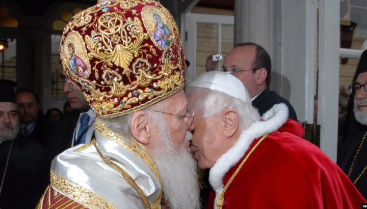 Папа римский Бенедикт XVI и патриарх Константинопольский Варфоломей. Фото: Свобода