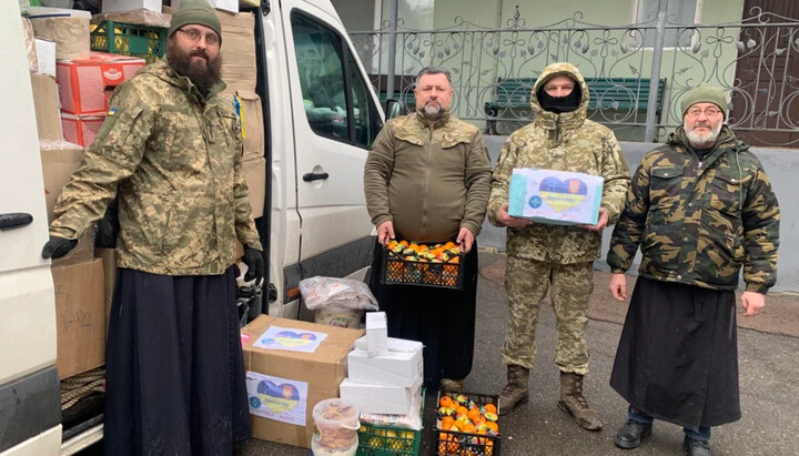 В рамках хресної ходи священники доправили гуманітарну допомогу військовим та мирним жителям. Фото: news.church.ua